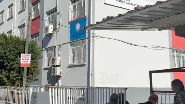 Öğrencinin çantasından tabanca çıktı: Babası “Ben koydum, unuttum” dedi