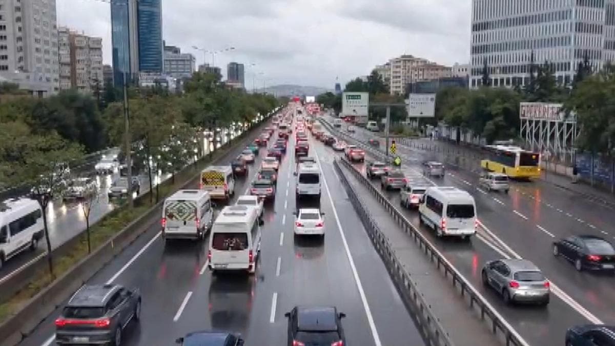 İstanbul'da haftanın ilk iş günü yağışın da etkisiyle trafik yoğunluğu oluştu