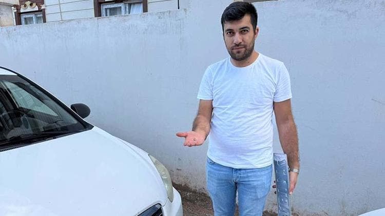 Temizlik yaparken otomobiline yorgun mermi isabet etti