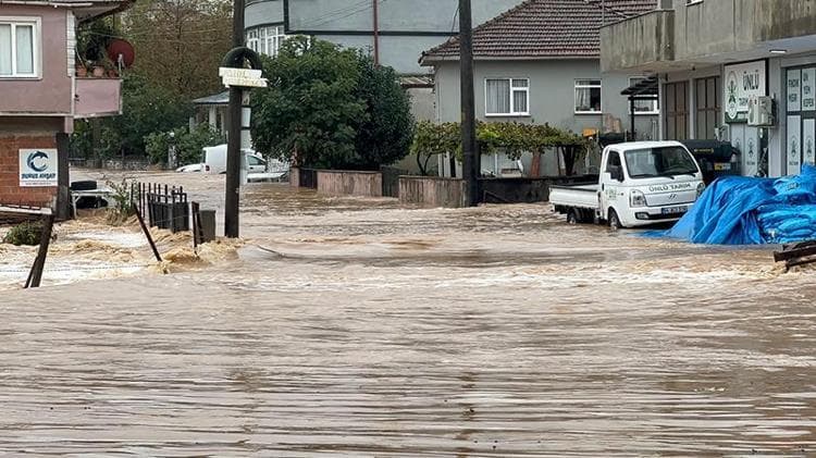 Sakarya Karasu'da dere taştı; su baskınları yaşandı